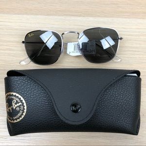 NWT Ray-Ban Gunmetal Aviators RB385751